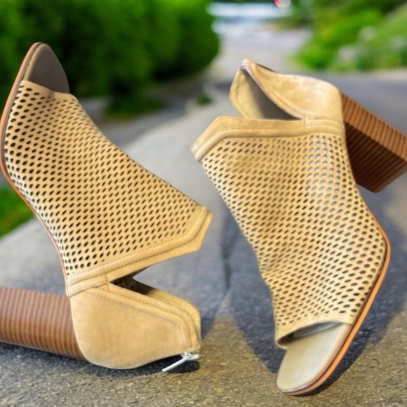 Vince Camuto Shoes - Ladie’s Vince Camuto Open Toe Shooties